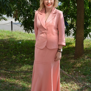 Costum rafinat , plamaniu, de gala, cu fusta si sacou