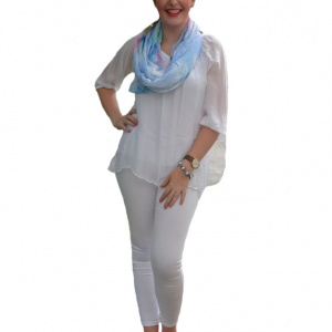 Esarfa deosebita, culoare albastra cu design floral, forma clasica