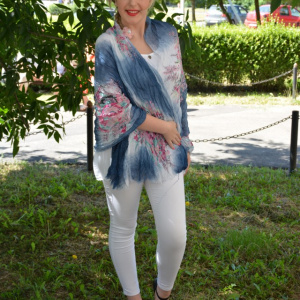 Esarfa mare din material cu aspect creponat, bleumarin cu flori