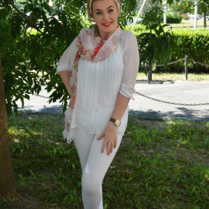 Esarfa rafinata din matase si vascoza alba cu design multicolor