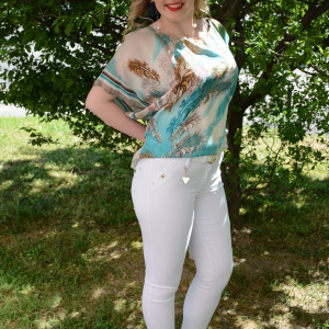 Pantalon fashion, nuanta alba cu buzunare in spate, detalii aurii