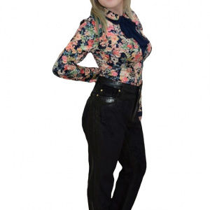 Pantalon in nuanta de negru, material usor lucios, buzunare