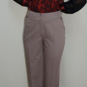 Pantalon lung, de nuanta bej, cu un croi usor combrat si design cusaturi