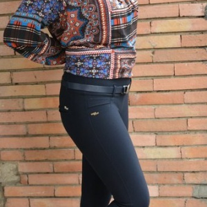 Pantalon modern cu croiala cambrata pe picior, nuanta bleumarin