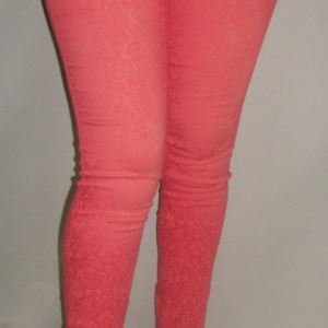 Pantaloni casual, corai, mulati, picioarele sunt puse in evidenta