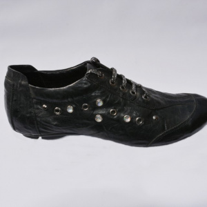 Pantofi sport, cu pietre mici si capse pe laterale