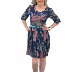 Rochie casual, cu maneci trei-sferturi din voal pe fond bleumarin cu flori