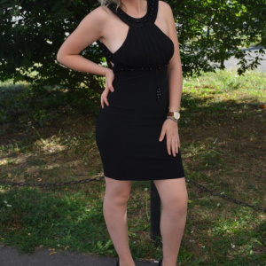Rochie cu spatele in forma de x, de culoare neagra