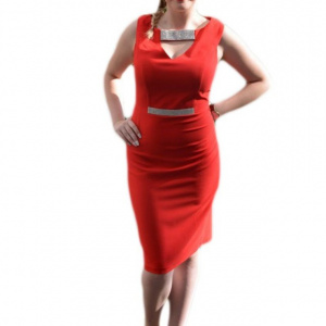 Rochie de culoare rosie decorata cu detalii de strasuri argintii