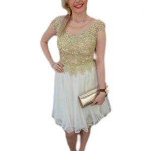 Rochie eleganta de culoare alba, decorata cu dantela si perle