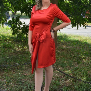 Rochie feminina, cu o crepatura pe piciorul stang, rosie