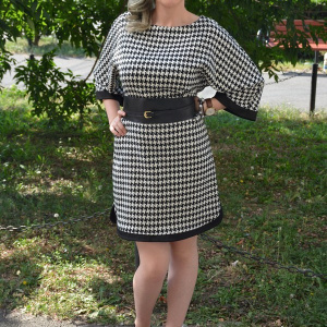 Rochie lejera, cu o centura, de culoare negru-alb