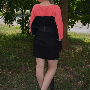 Rochie moderna, cu decolteu rotund, negru-corai