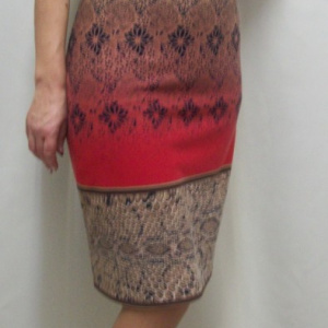 Rochie moderna, disponibila in marimi mari si nuante de rosu, maro