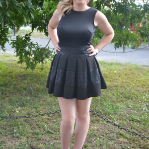 Rochie neagra in tendinte cu pliuri mari si design de paiete