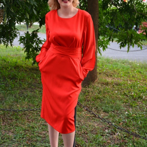 Rochie rafinata, de culoare rosu, maneca lunga, centura in talie
