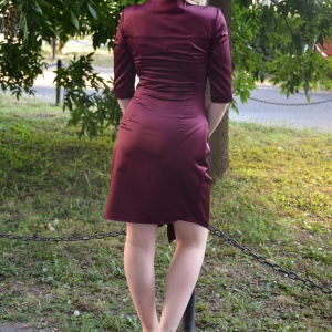Rochie rafinata de ocazie, nuanta visinie, crapata pe piciorul stang
