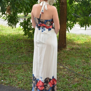 Rochie subtire de culoare alba, cu bretele care se leaga dupa gat