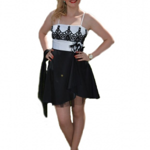 Rochie tinereasca de seara, model scurt, alb cu broderie neagra