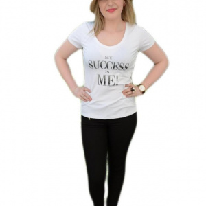 Tricou alb cu imprimeu trendy, maneca scurta si decolteu rotund