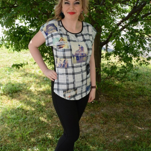 Tricou fashion cu imprimeu de carouri si foto pe fond negru-alb