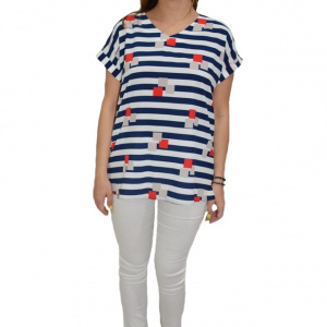 Bluza casual, cu design in dungi si ceva imprimeu de cuburi, pe fundal alb-bleumarin