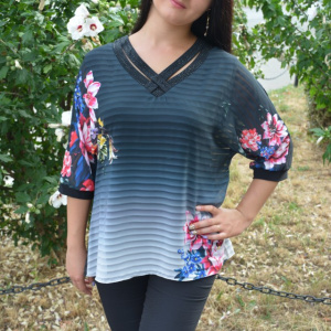 Bluza casual-elegant cu design de flori si dungi pe fond negru