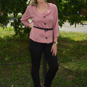 Bluze cu maneca trei-sferturi, plamanii, in talie cu o curea neagra