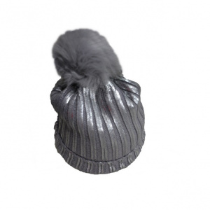 Caciula trendy, gri, cu pompon din blanita si design lucios