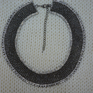 Colier fashion cu design elegant, din margele si cristale colorate