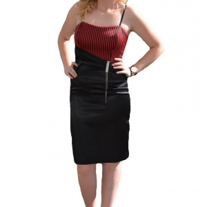 Costum de ocazie de culoare negru-rosu, cu design de dungi