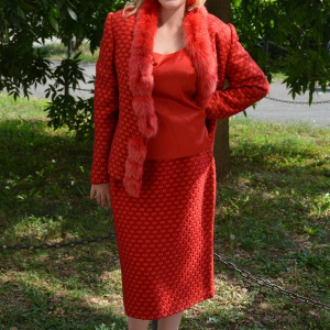 Costum elegant bej, gri, negru,rosu cu insertii de blanita