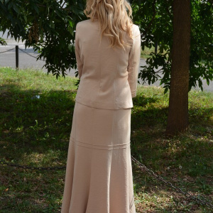 Costum elegant , de culoare bej, dintr-un material rafinat