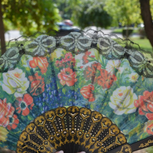 Evantai elegant cu design floral multicolor si maner din plastic