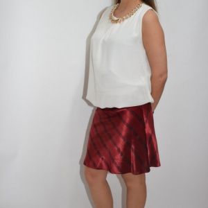 Fusta eleganta, de culoare marsala, cu dungi subtiri in tesatura