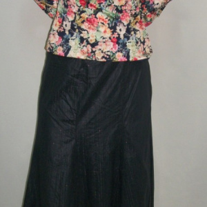 Fusta eleganta, neagra cu insertii de broderie argintie