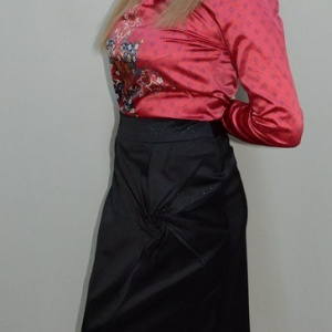 Fusta elegante , negre din satin cu fronseuri si cristale marunte