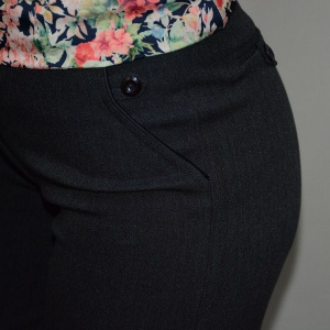 Pantalon lung, model clasic, cu insertii de cusaturi, de culoare gri