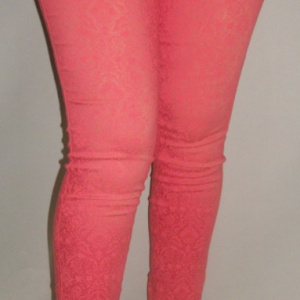Pantaloni casual, corai, mulati, picioarele sunt puse in evidenta