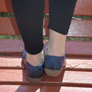Pantof casual, negru. bleumarin din piele cu siret si talpa bej
