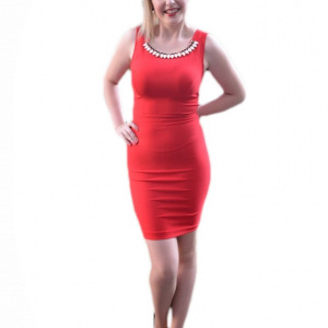 Rochie cambrata, de culoare rosie, cu design de colier din pietre