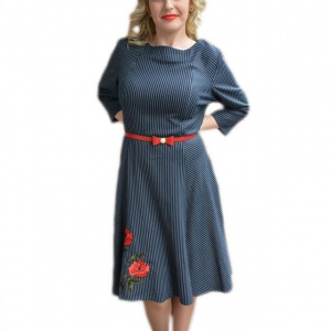 Rochie casual de culoare bleumarin cu dungi albe si curea rosie