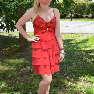 Rochie cu volanase din voal, culoare rosie