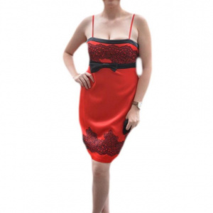 Rochie de gala cambrata pe corp, din saten rosu cu broderie neagra
