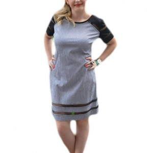 Rochie de vara cu design de dungi negru-alb si insertii de plasa