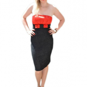 Rochie fina , cambrata pe corp, de culoare negru-rosu