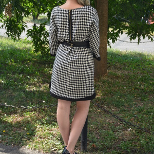 Rochie lejera, cu o centura, de culoare negru-alb