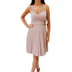 Rochie midi de ocazie cu brosa pe talie si pliseuri pudra