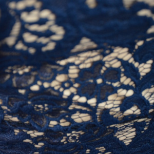 Rochie moderna cu trena, culoare bleumarin, din dantela fina