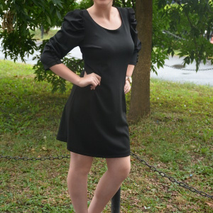 Rochie moderna, de culoare neagra, cu nasturi decorativi
